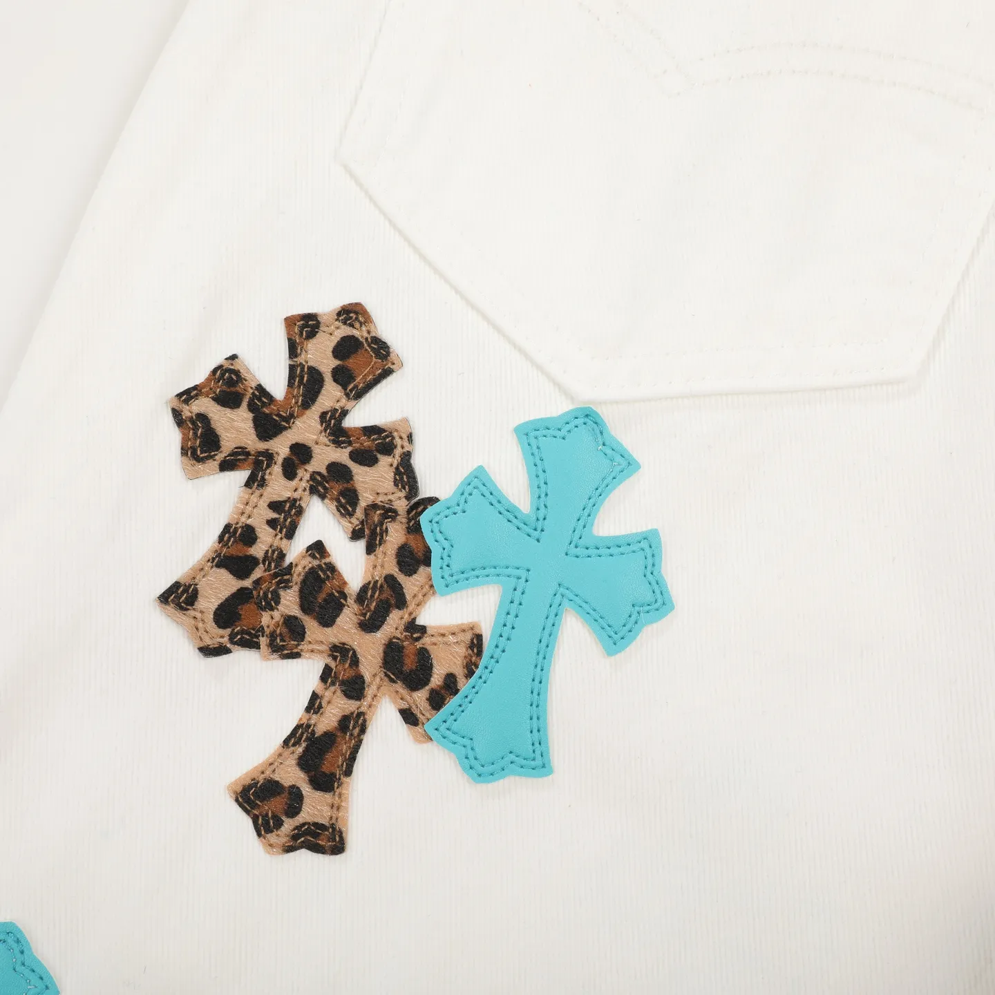 P250 Chrome Hearts 25SS white pants with three-color leopard print blue leather jeans. Chrome Hearts’ pants with the most popular colors are made of beaded canvas fabric. Heavy washing makes the upper body of the fabric more textured and the pants are tall and straight! The three-dimensional cutting of the whole trousers is a masterpiece! The hardware is customized by zp. The beaded canvas fabric is thick and soft after being washed. It has good breathability. Customized small leather label. Unique design. The details are simple and elegant, and the workmanship is exquisite. The whole trousers are neatly routed and the details are in place! It’s so cool that both men and women can easily control the genderless trend! Size: 28/30/32/34 Waist: 73/78/83/88 Sitting: 99/104/109/114 Pants length: 102/104/106/108